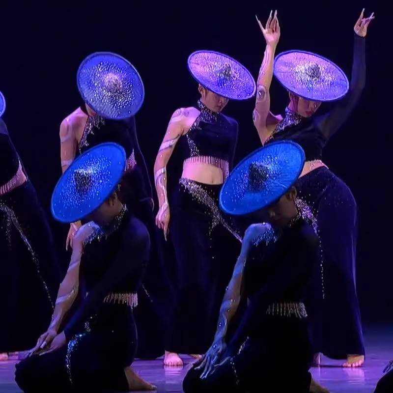 The twelfth Chinese Dance Lotus Award is intoxicated by the National Dai Dance Liuyi waist girl performance suit