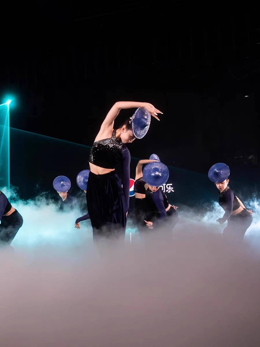 The twelfth Chinese Dance Lotus Award is intoxicated by the National Dai Dance Liuyi waist girl performance suit