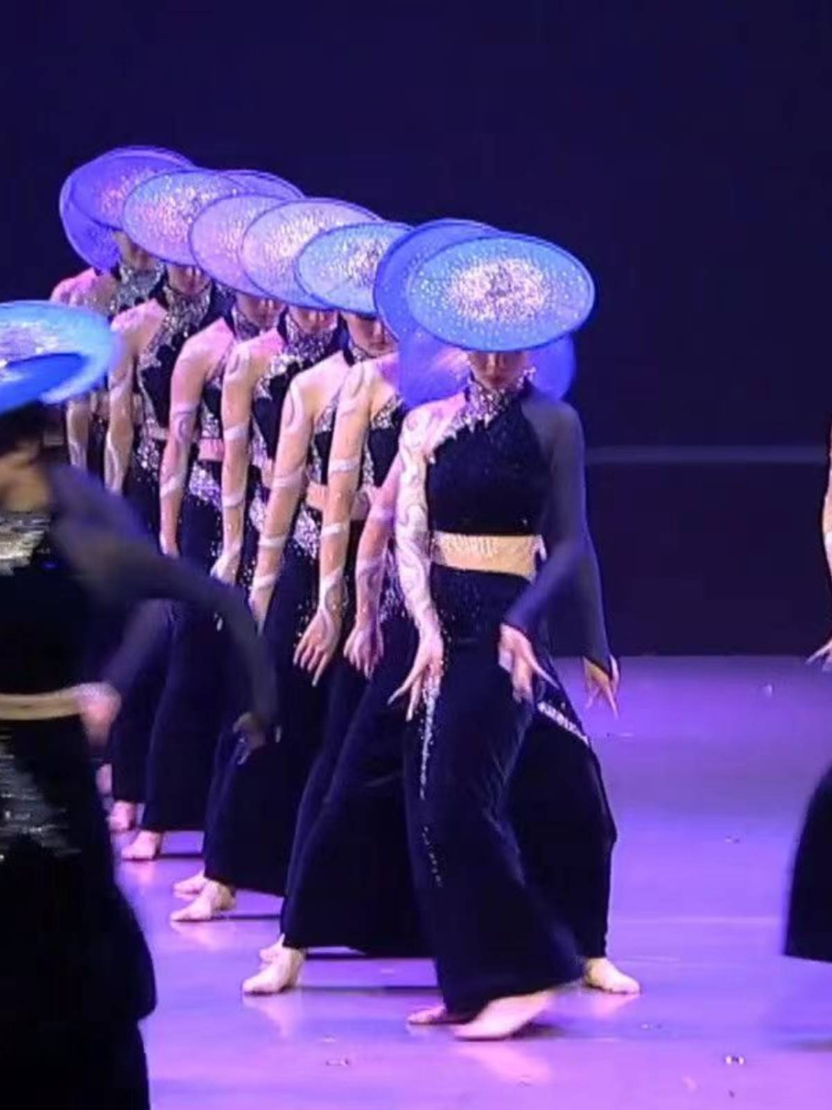 Newly intoxicated with the Dai people's waist performance, the female practice, the Chinese Dance Lotus Award West Shuangda Nation's National Dance Service