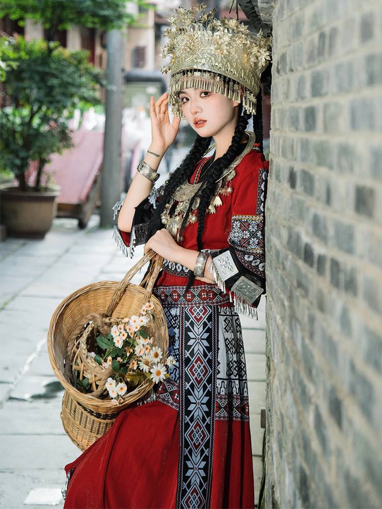 Guizhou Mau-mong dressgirl Yunnan ethnic minority costume