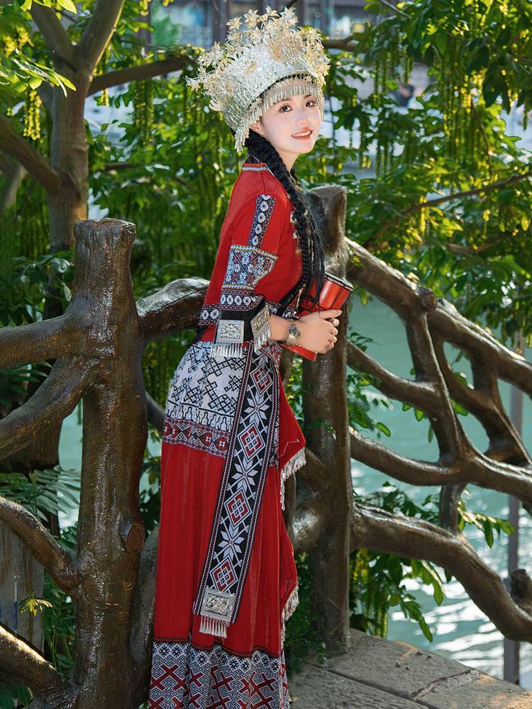Guizhou Mau-mong dressgirl Yunnan ethnic minority costume