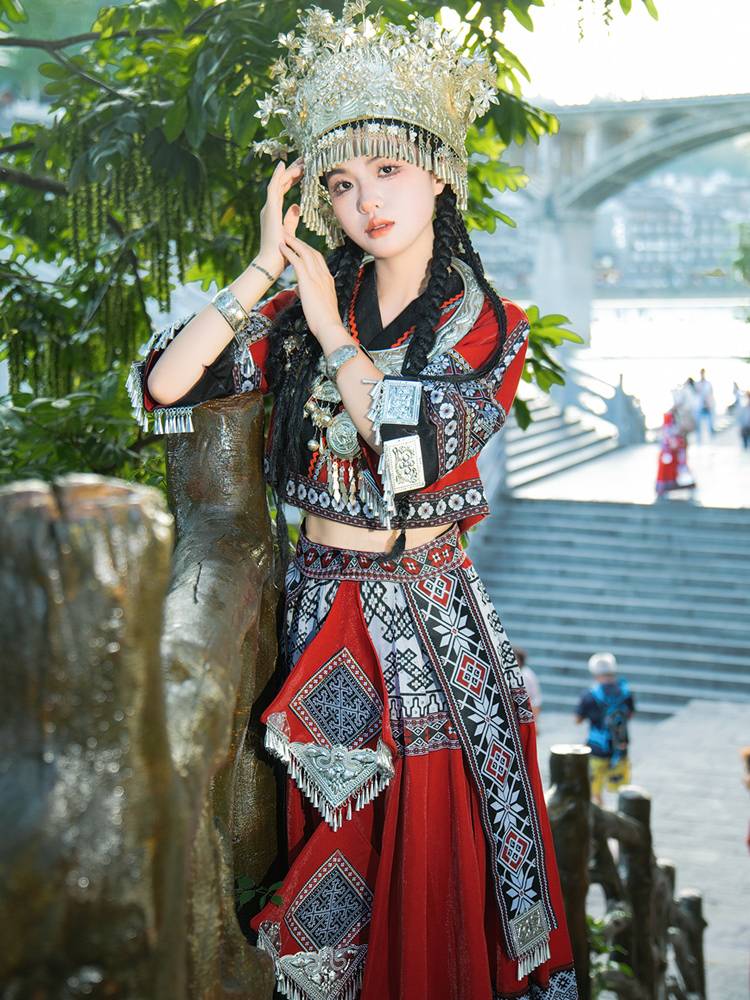 Guizhou Mau-mong dressgirl Yunnan ethnic minority costume