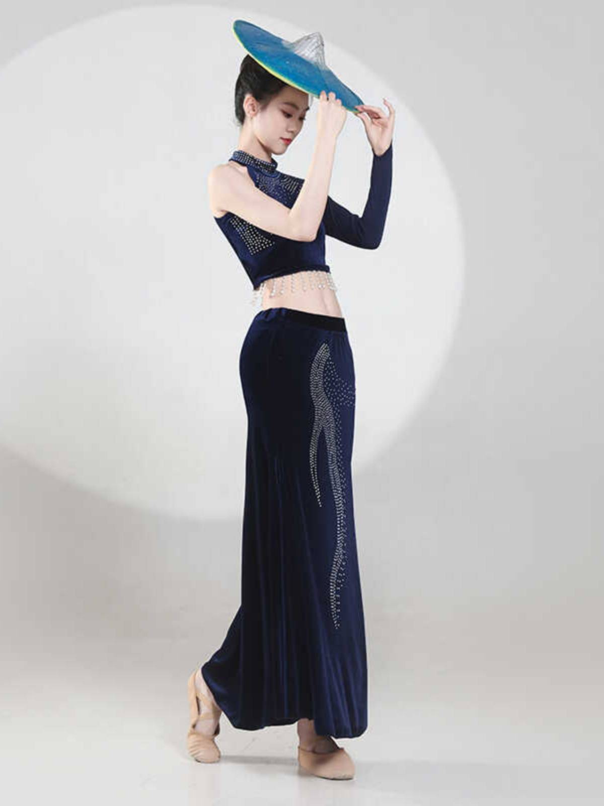 Dai dance is intoxicated, performing the West Shuangda Nation's nation wrapped hip dance Liuyi Hua waist girl performance service long skirt