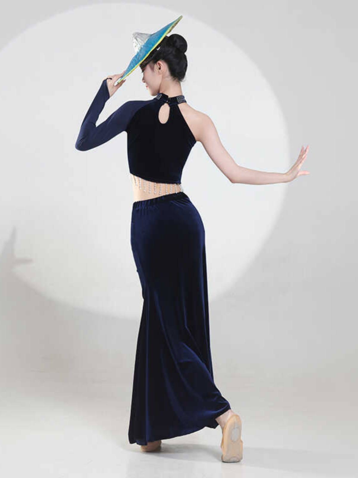 Dai dance is intoxicated, performing the West Shuangda Nation's nation wrapped hip dance Liuyi Hua waist girl performance service long skirt