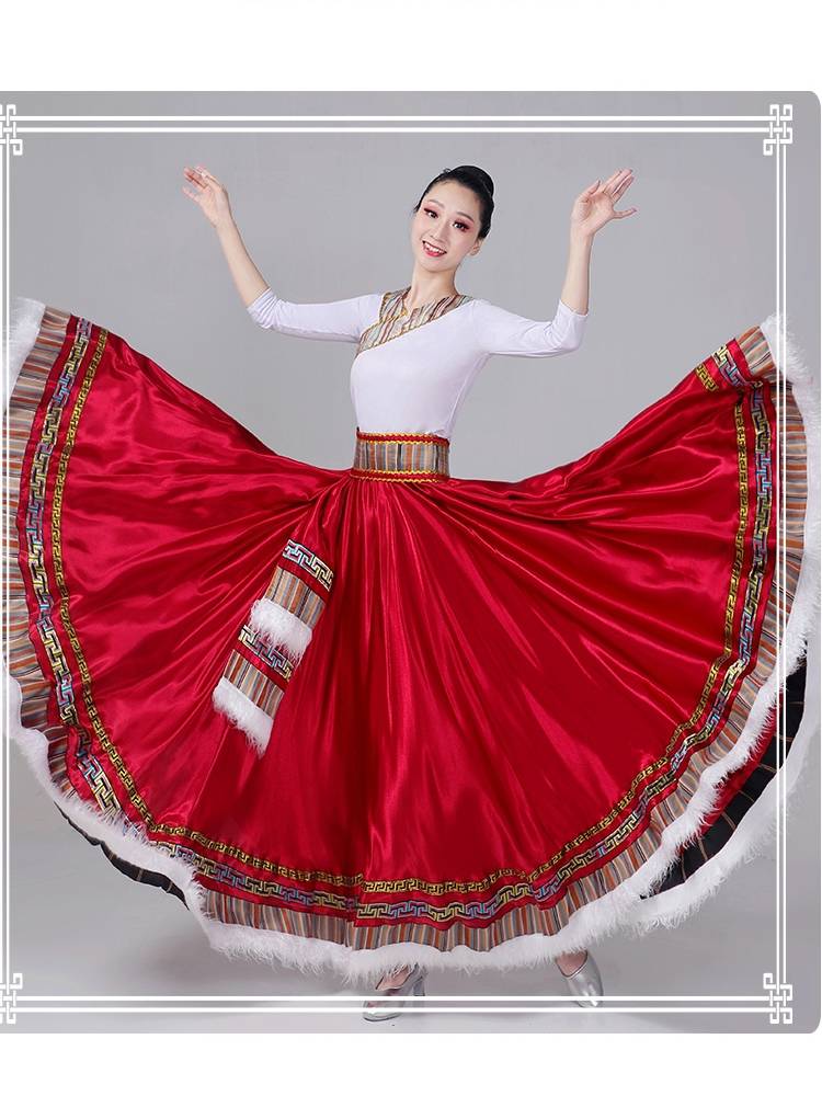 The Tibetan dance dress girl danced in the plaza and took a new bouquet and practiced in Mongolia for the long skirt people