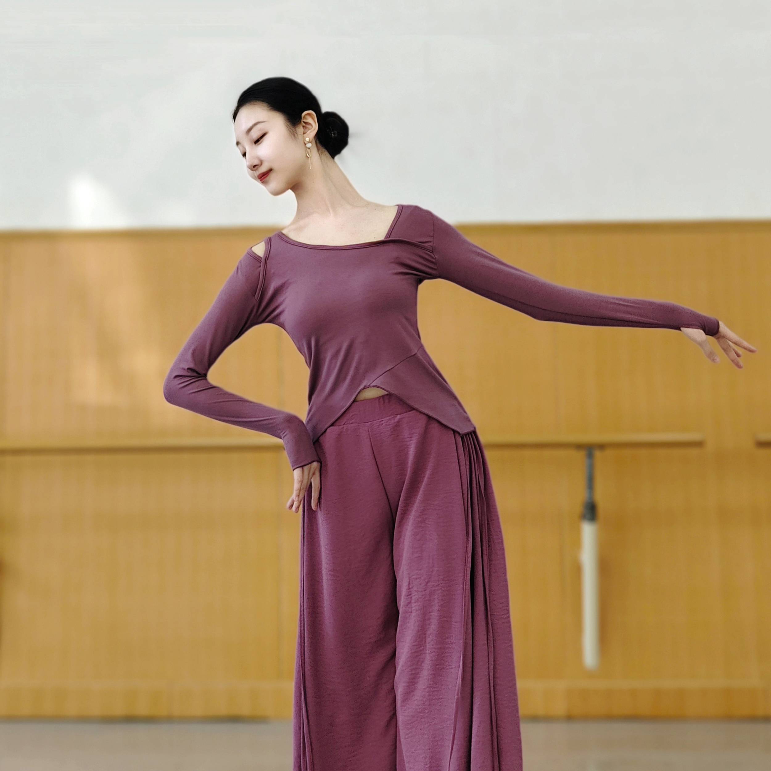 Classical dance service female autumn and winter Chinese style practice dance service modern dance performance service long -sleeved ink top