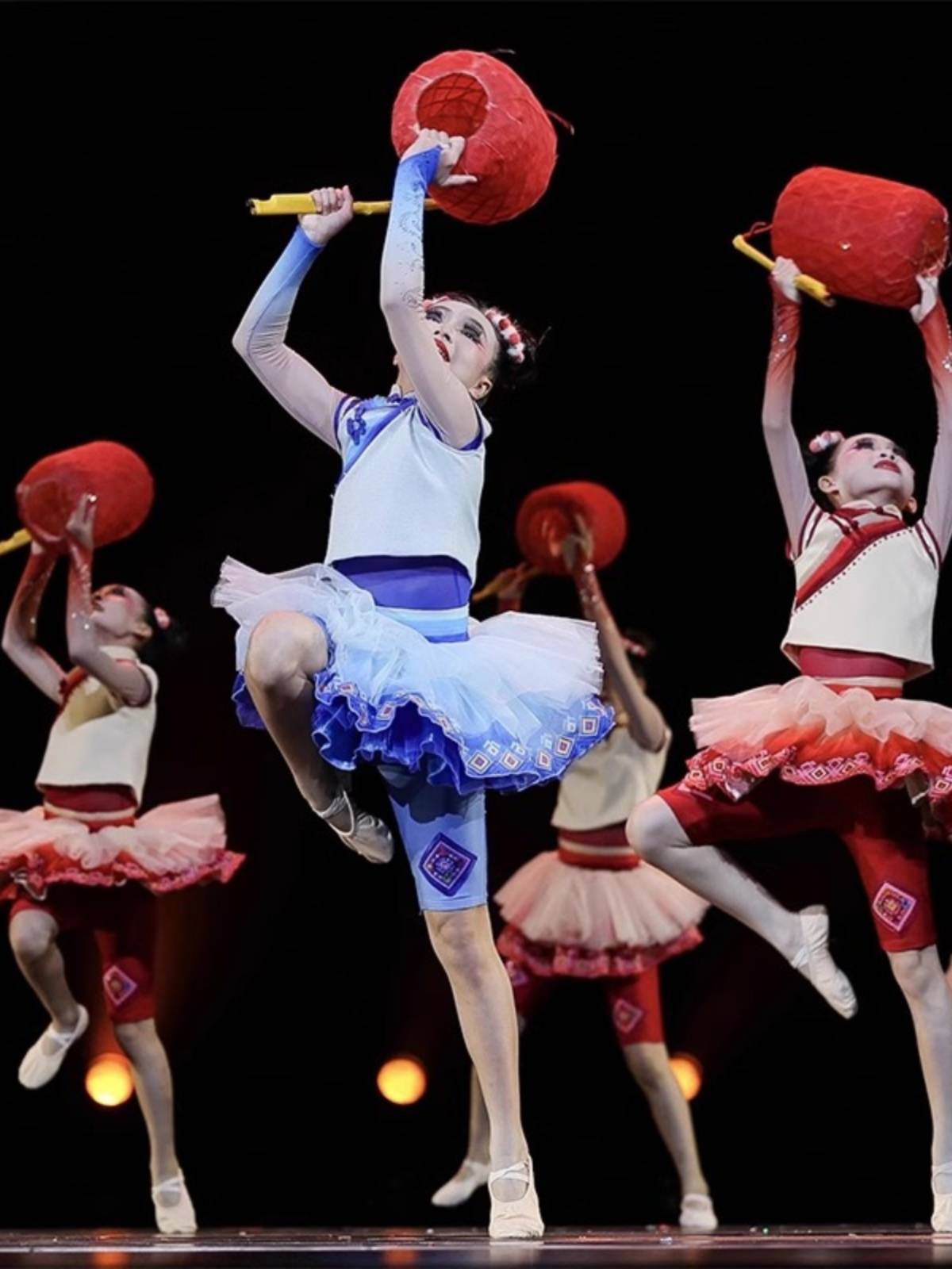 The twelfth Xiaohe style lighting dance service children's performance service national festive performance service red lantern props