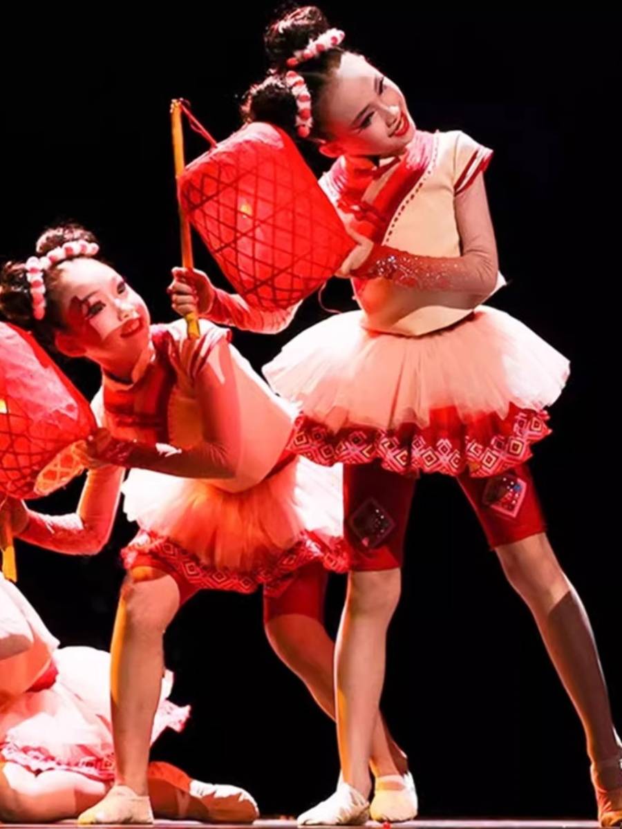 The twelfth Xiaohe style lighting dance service children's performance service national festive performance service red lantern props