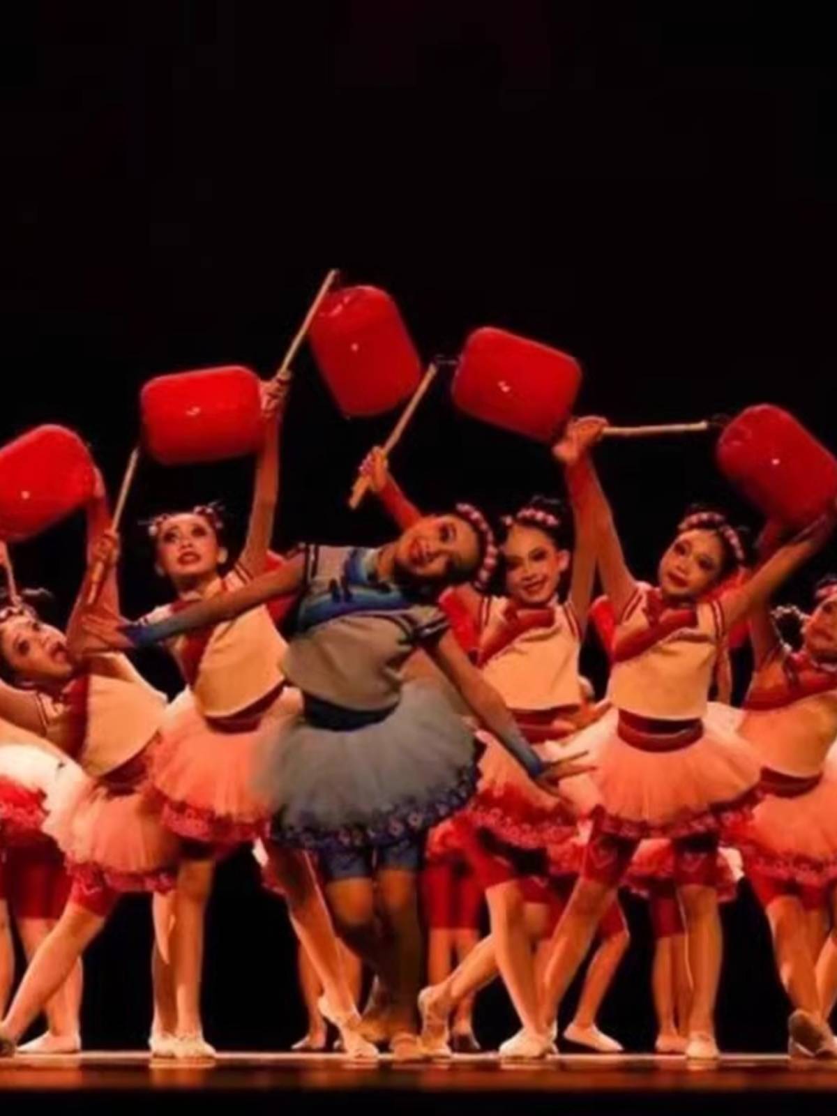 The twelfth Xiaohe style lighting dance service children's performance service national festive performance service red lantern props