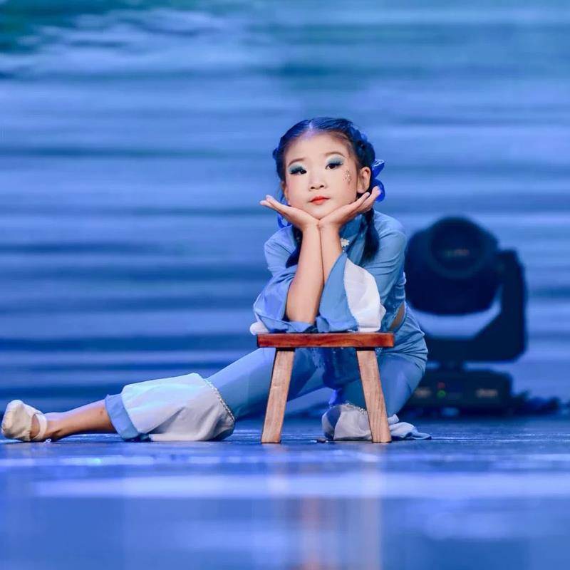 Liu Yier Du Dudu Performing the National Dance of the National Dance, Dance Classical Dance Dance Clothing Tong Yi Dao Tao Stool Bench