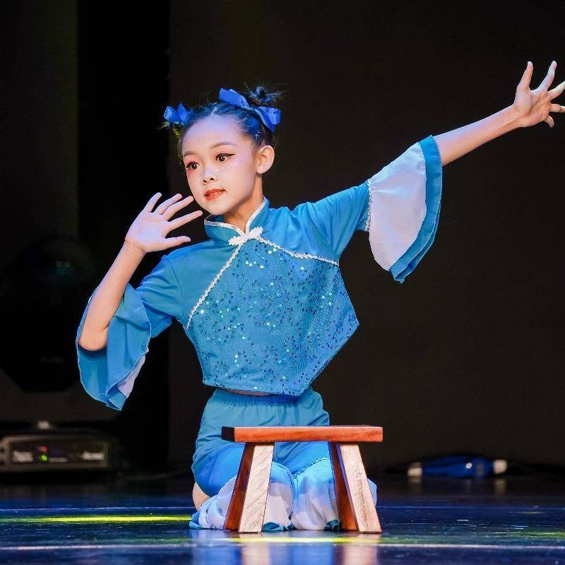Liu Yier Du Dudu Performing the National Dance of the National Dance, Dance Classical Dance Dance Clothing Tong Yi Dao Tao Stool Bench