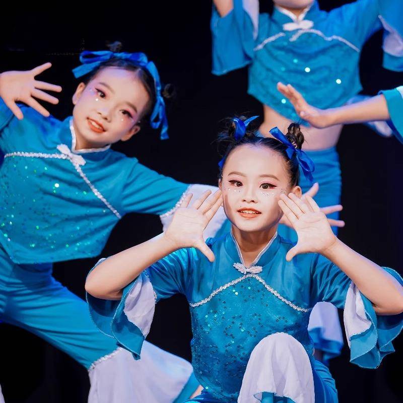 Liu Yier Du Dudu Performing the National Dance of the National Dance, Dance Classical Dance Dance Clothing Tong Yi Dao Tao Stool Bench