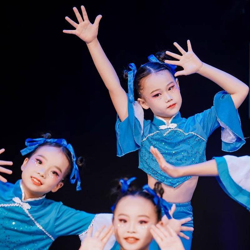 Liu Yier Du Dudu Performing the National Dance of the National Dance, Dance Classical Dance Dance Clothing Tong Yi Dao Tao Stool Bench