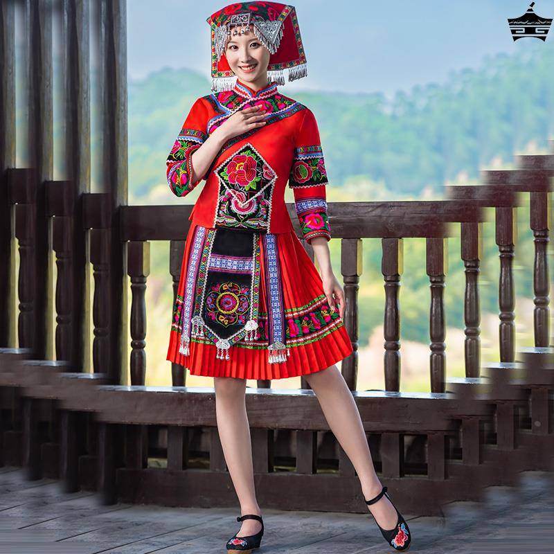 Yunnan Chuxiong Yi clothing Yi actress performance service service service minority dance service minority Miao and Dai people daily wear can be worn