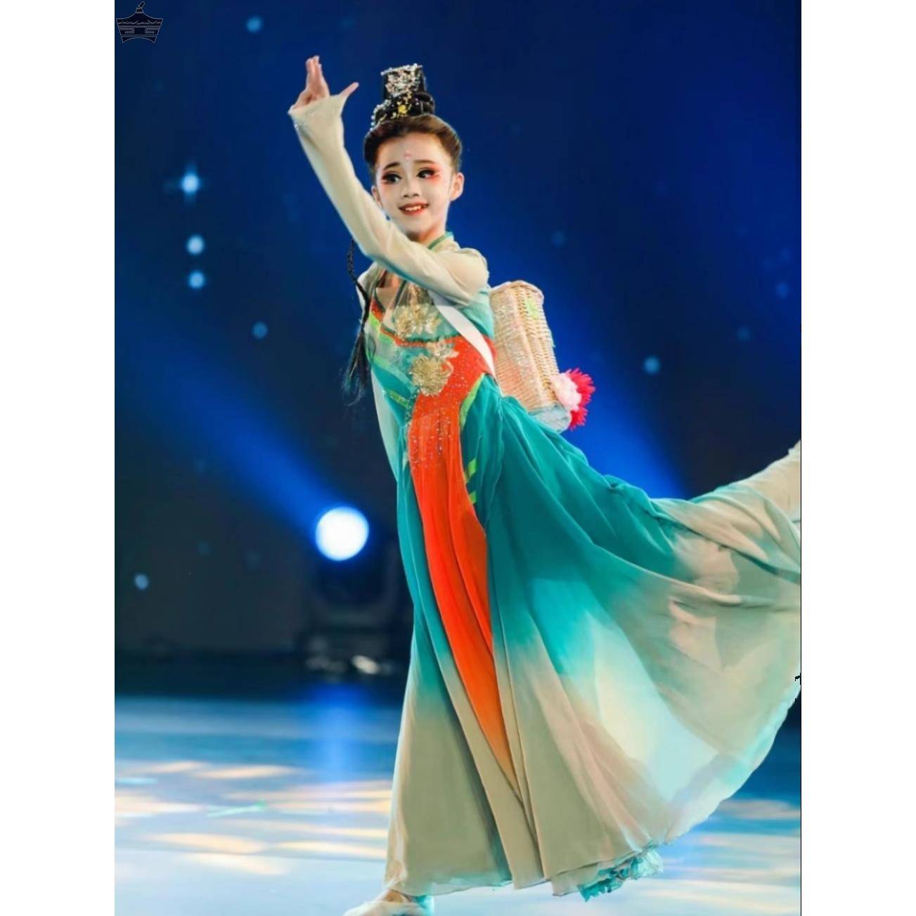 Qiu Tung-tung's children are performing a classic costume dance currying the Chinese style dance
