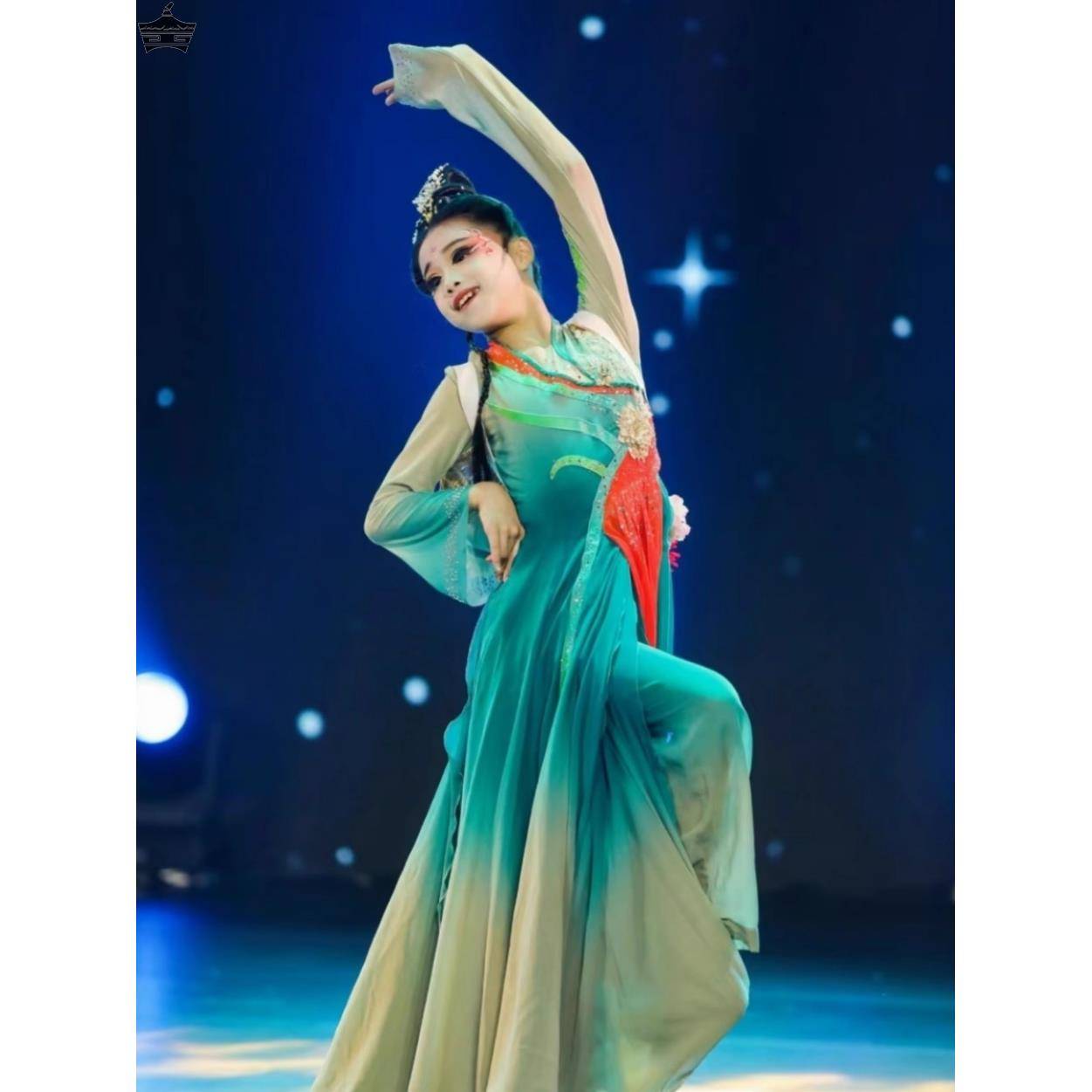 Qiu Tung-tung's children are performing a classic costume dance currying the Chinese style dance