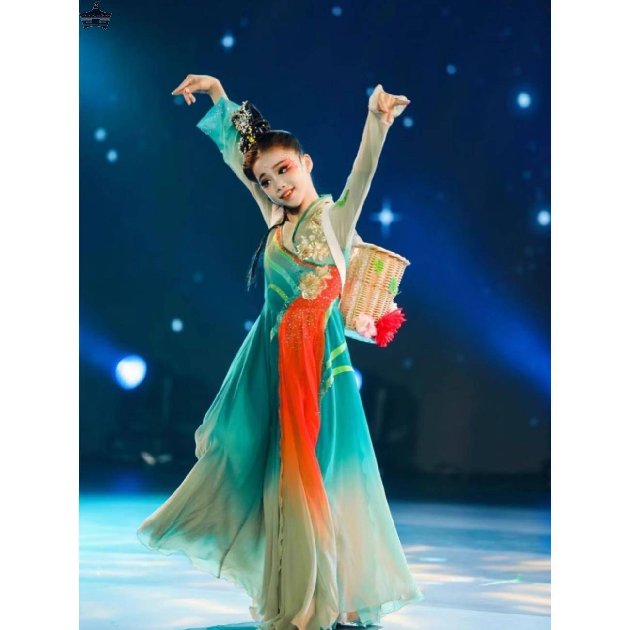 Qiu Tung-tung's children are performing a classic costume dance currying the Chinese style dance