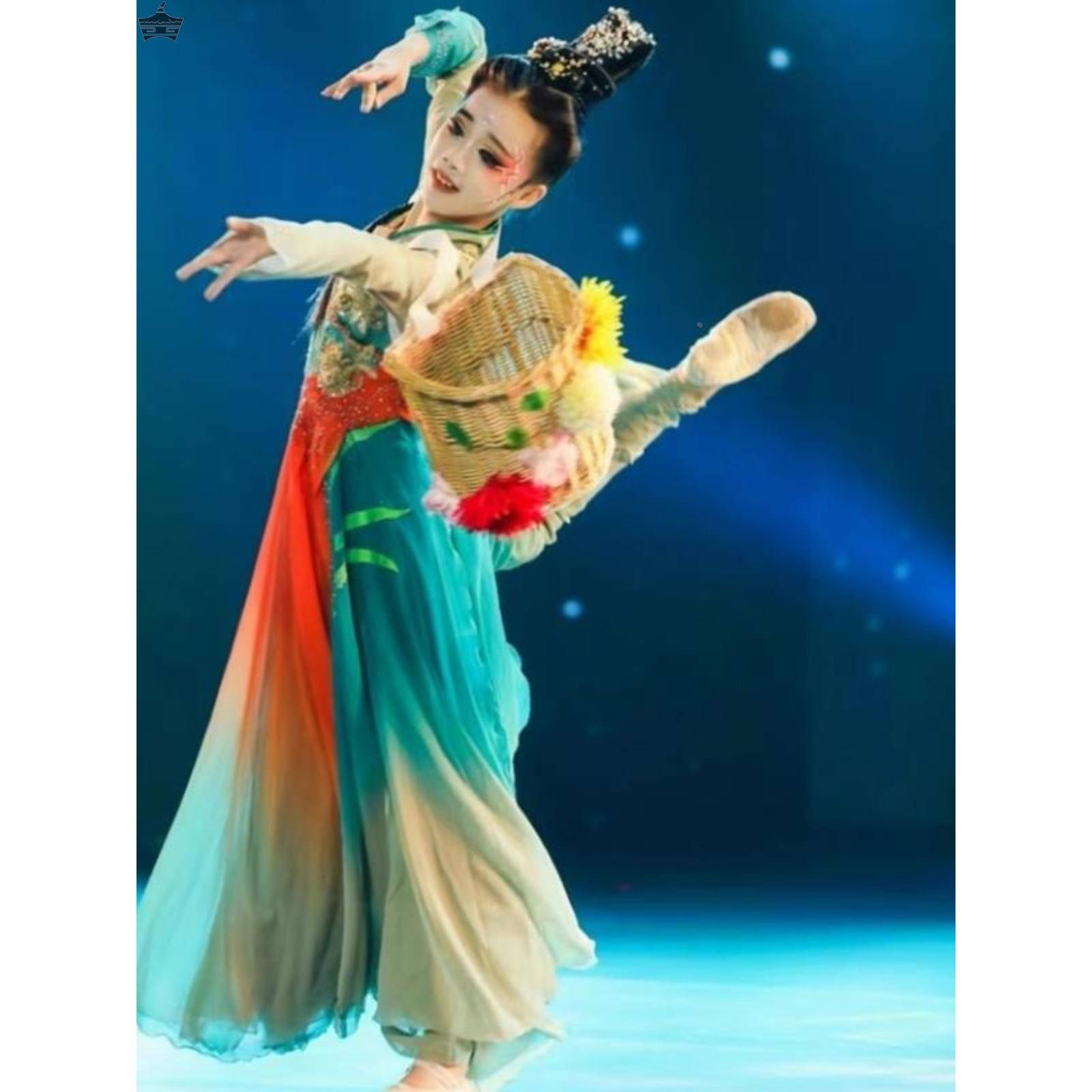 Qiu Tung-tung's children are performing a classic costume dance currying the Chinese style dance