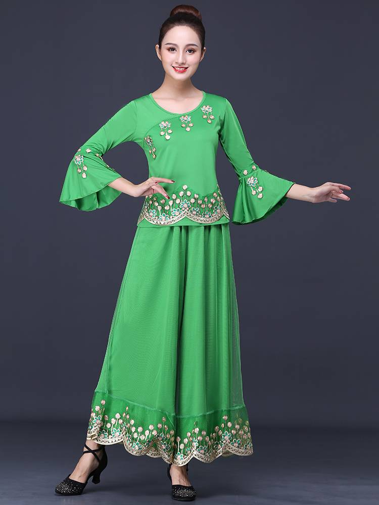 The new dress for the plaza girl with a 2024-old Chinese troupe dance fan costume