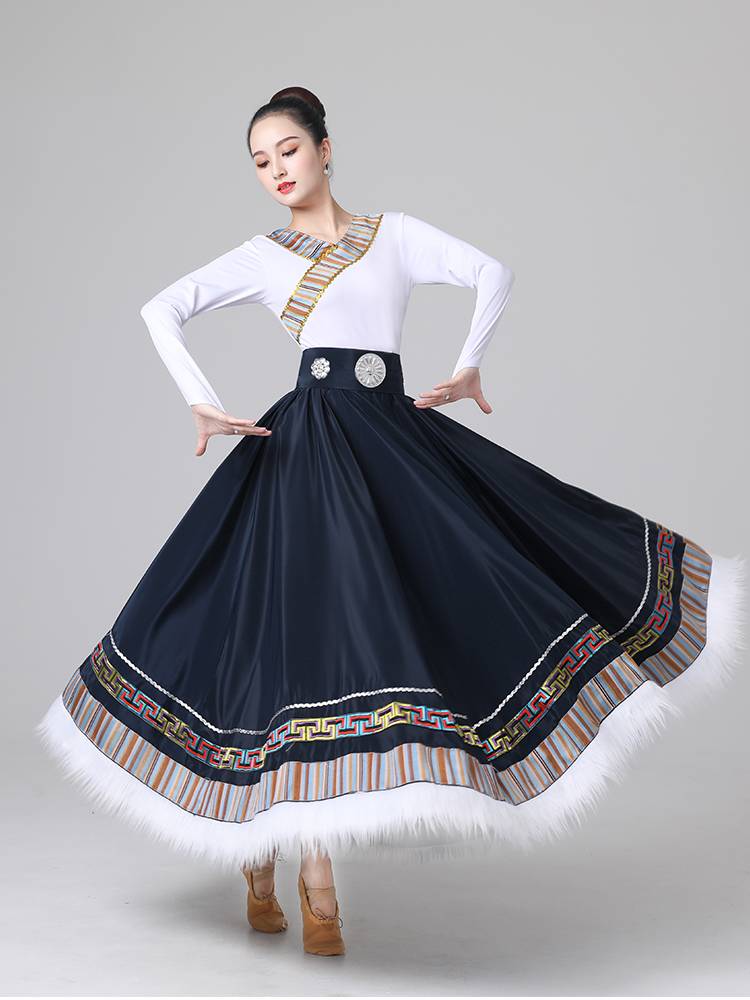 The Tibetan dance show, the national troupe, half-love candidates practiced the dress plaza