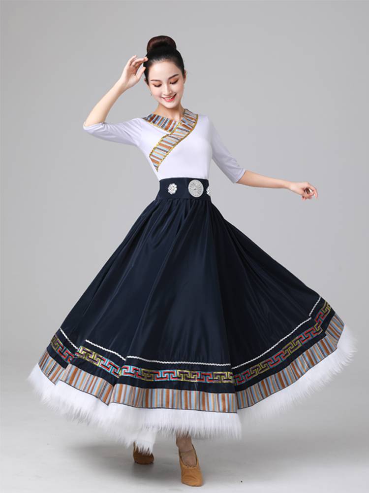 The Tibetan dance show, the national troupe, half-love candidates practiced the dress plaza