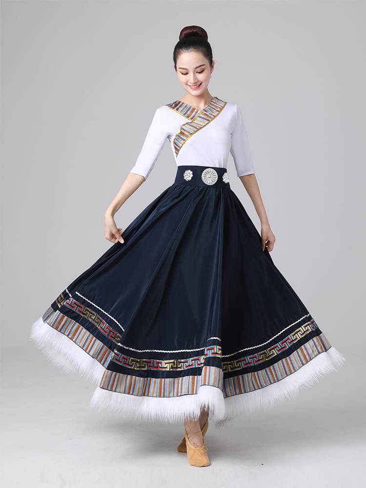 The Tibetan dance show, the national troupe, half-love candidates practiced the dress plaza