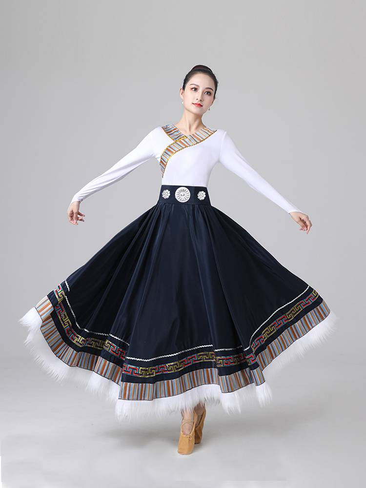 The Tibetan dance show, the national troupe, half-love candidates practiced the dress plaza