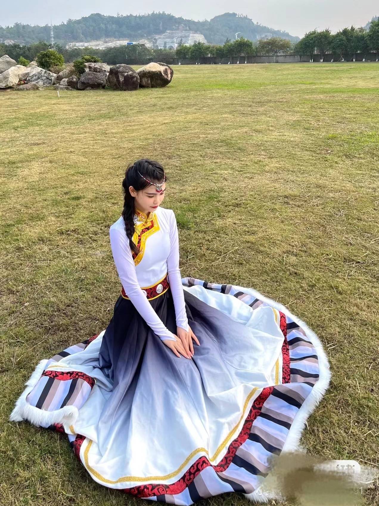 Tibetan dance dress, Tibetan dance dress, Tibetan dance dress, Tibetan national dance examination