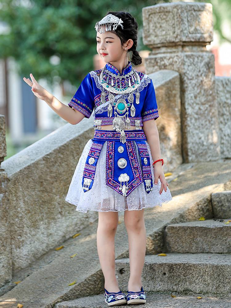 June and March, the three Zhuang Miao girls, the Yao and Dai people of the Yao people, the young ethnic minority dance clothing children's performance clothes