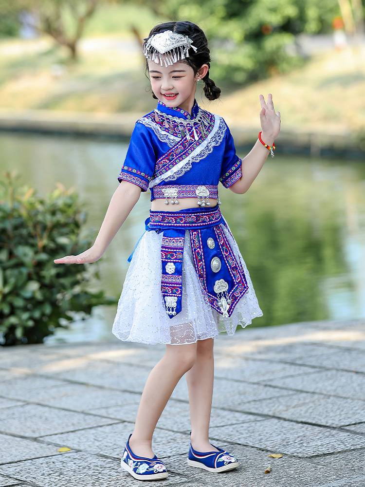 June and March, the three Zhuang Miao girls, the Yao and Dai people of the Yao people, the young ethnic minority dance clothing children's performance clothes