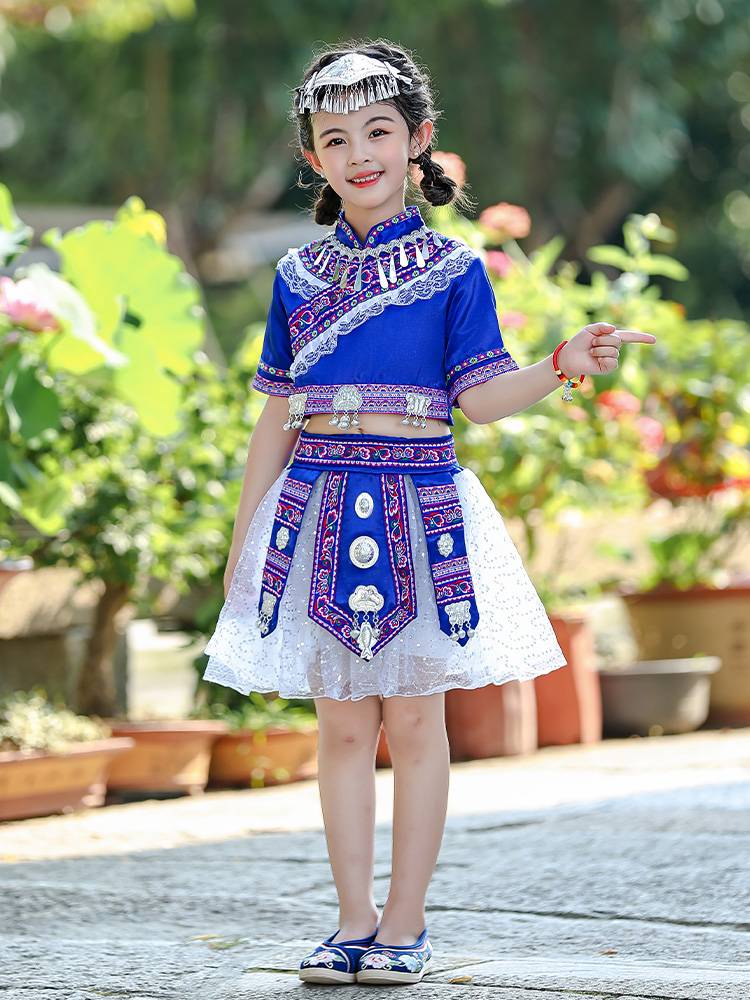 June and March, the three Zhuang Miao girls, the Yao and Dai people of the Yao people, the young ethnic minority dance clothing children's performance clothes