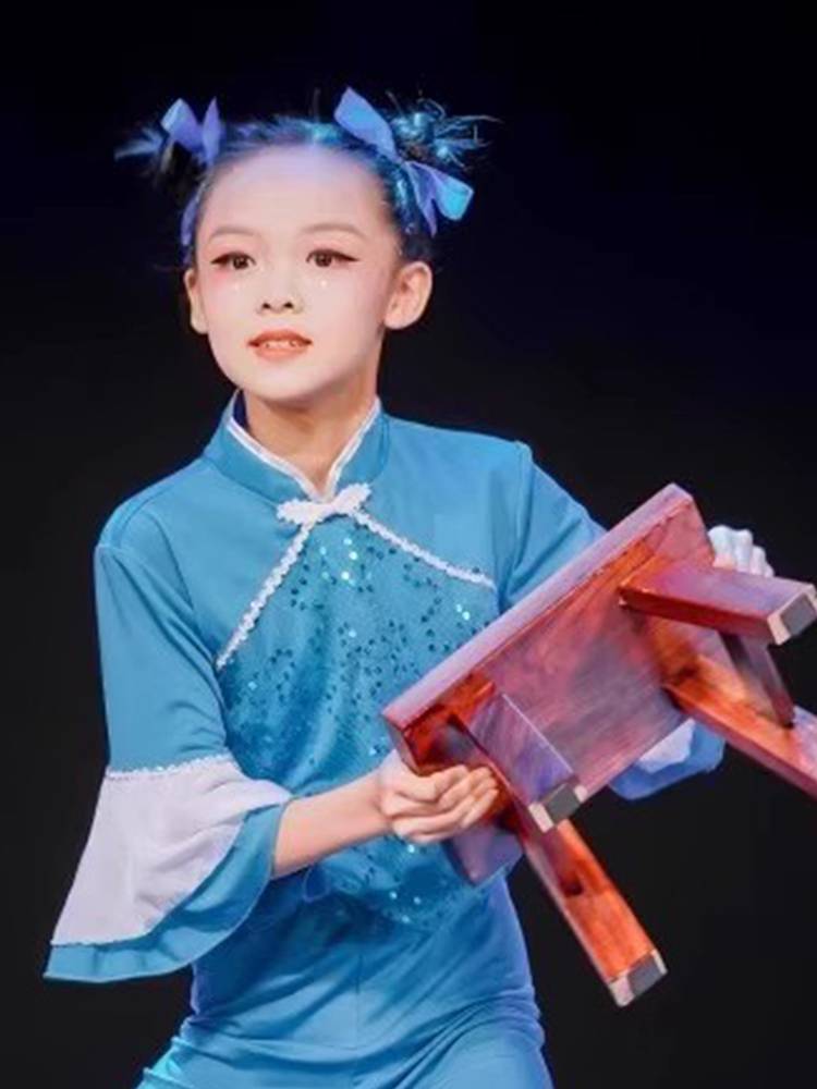 Classical dancer Duer Dudu dance dance service national bench