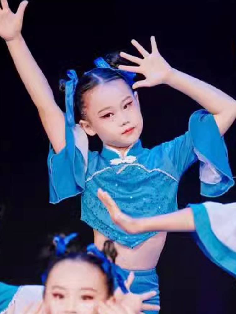 Classical dancer Duer Dudu dance dance service national bench