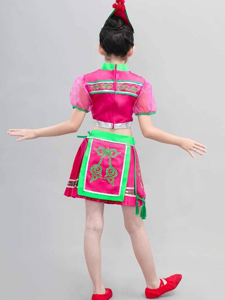 Stepping on tea-speaking dance costumes, stepping on tea girls to perform on ethnic minority costumes