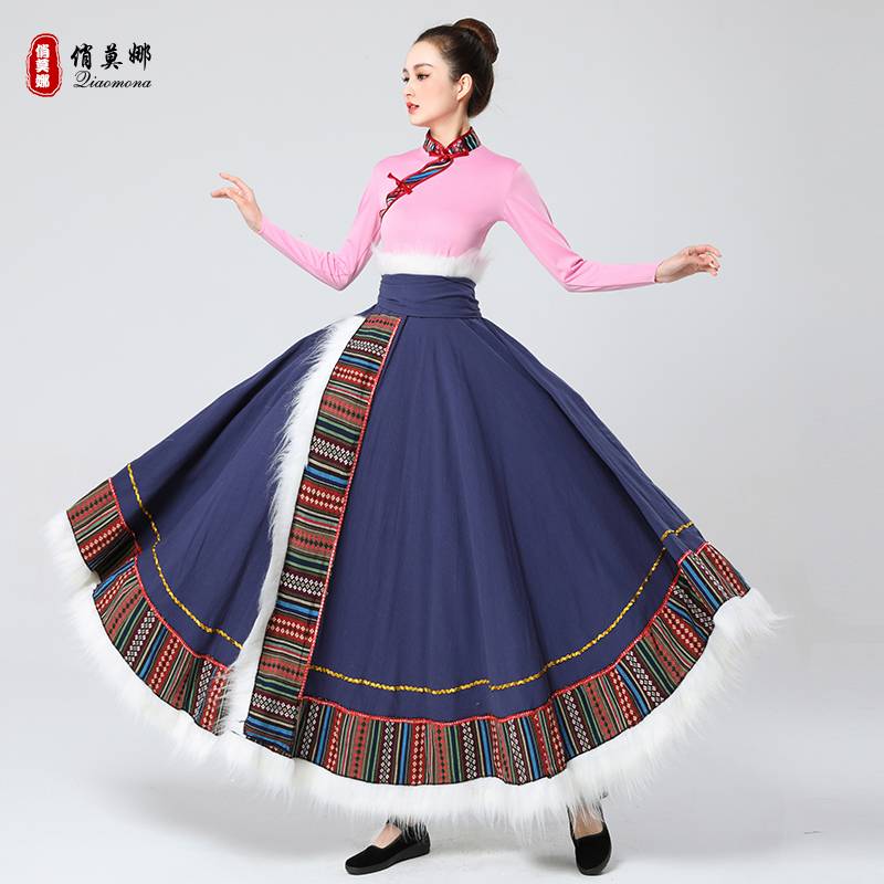 A Tibetan dance dress show for the adult dance examination in Xinjiang National Square