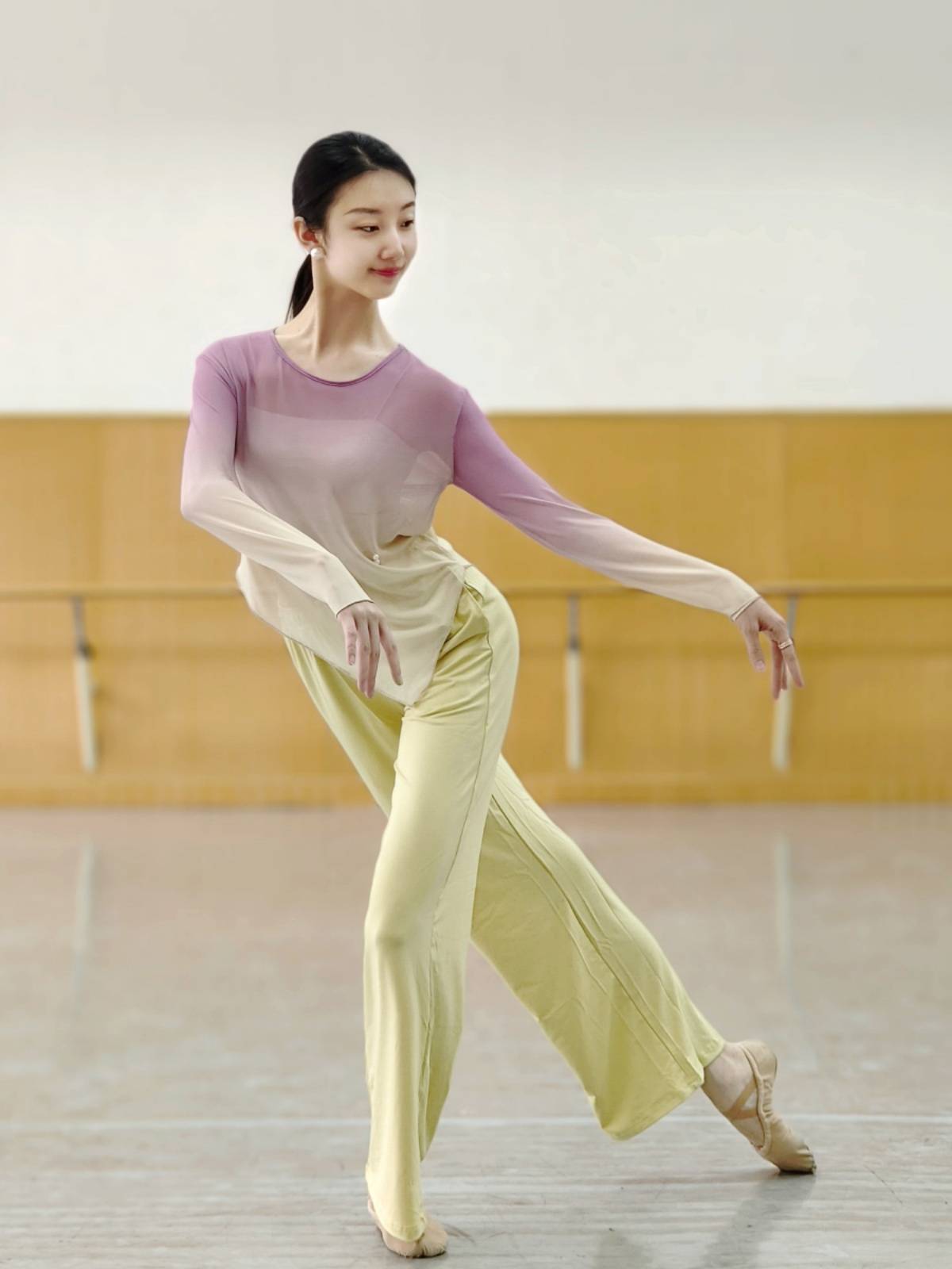 Classical dance gauze performance service women's elegant blouse loose body rhyme Chinese dance service professional dance practice uniform top