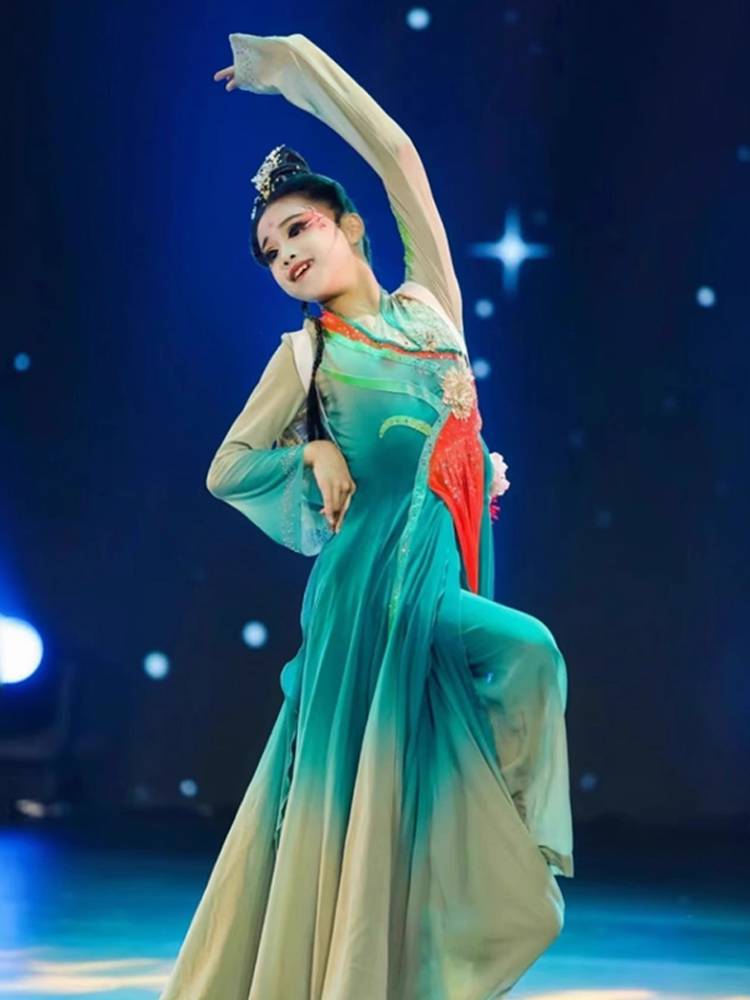 Qiu Tung-tung's children are performing a classic costume dance currying the Chinese style dance