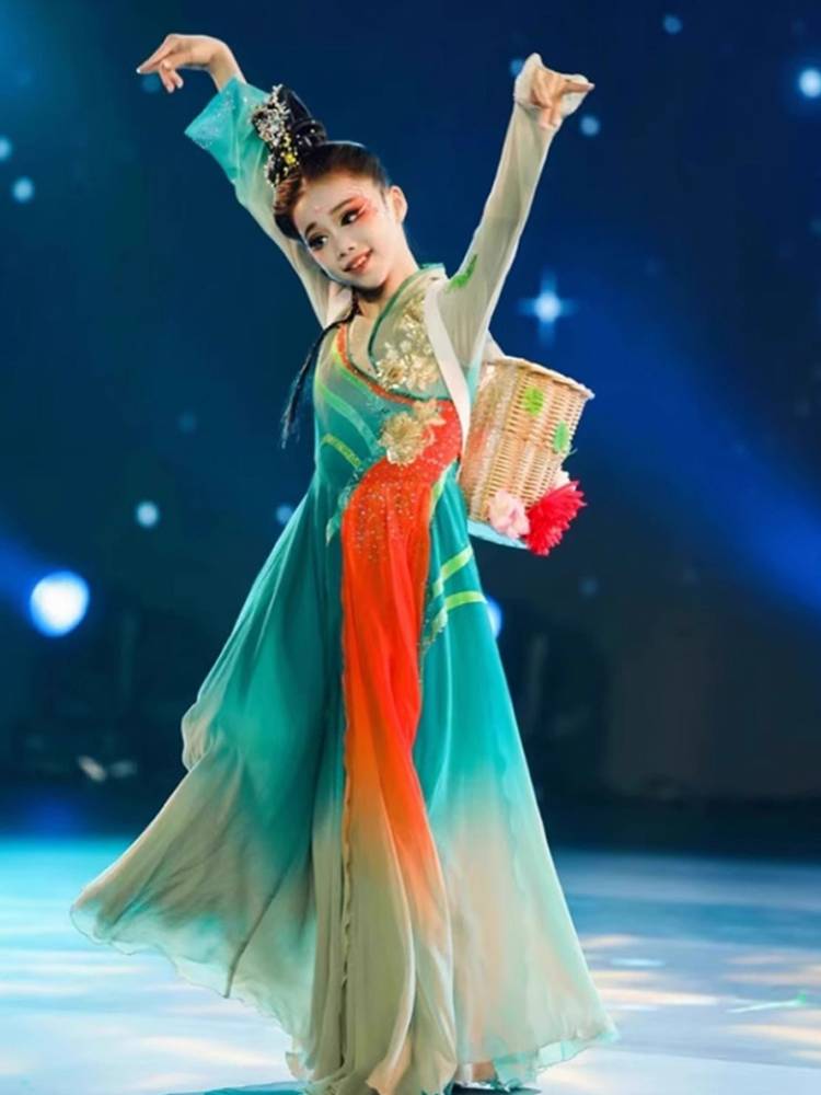 Qiu Tung-tung's children are performing a classic costume dance currying the Chinese style dance
