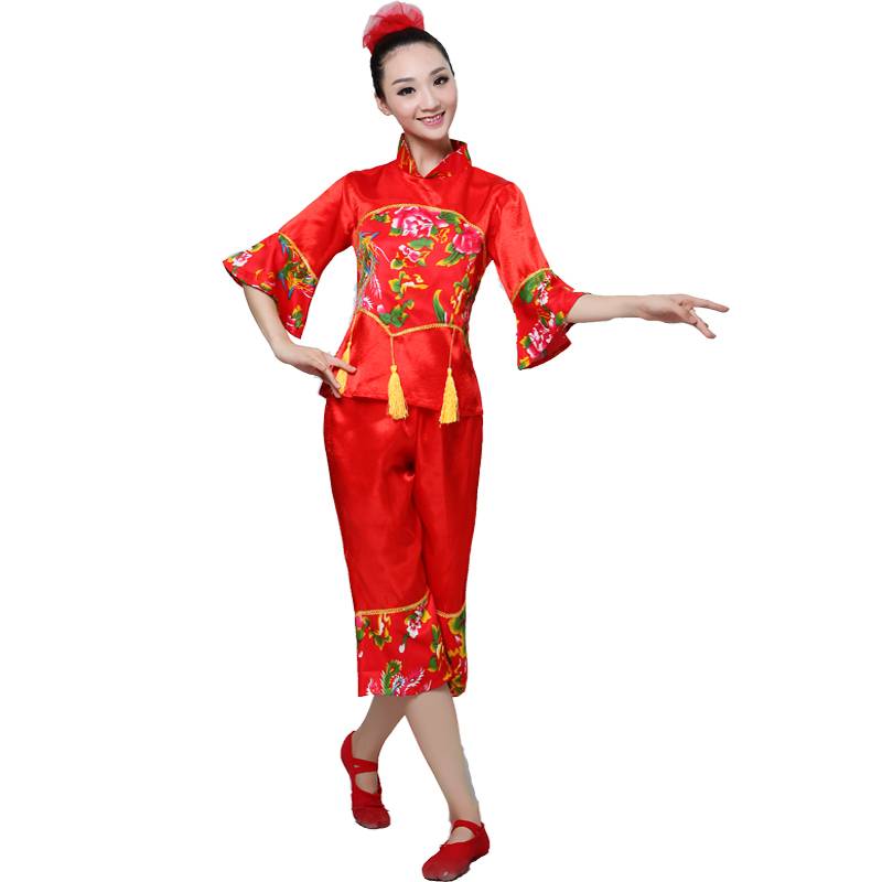 New adults are happy to open the door of the red national clothing performance service suits Yangge dance show