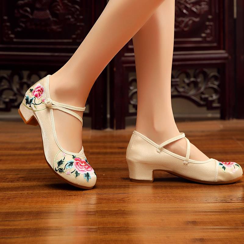 Plaza dancers embroidered shoes in the old Beijing cloth shoes ethnic wind waist, yangko dance fan dancing performance shoe