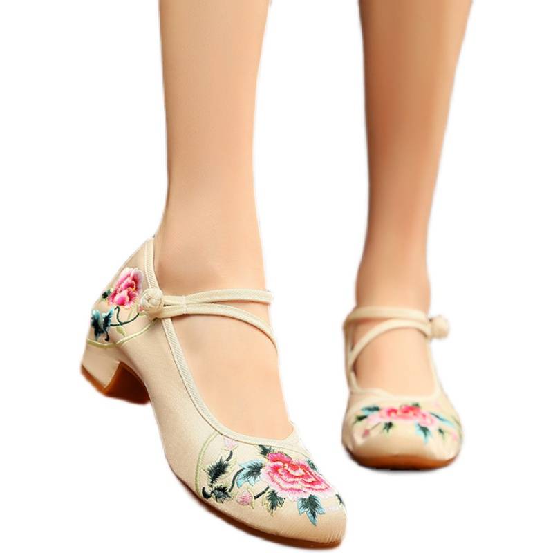 Plaza dancers embroidered shoes in the old Beijing cloth shoes ethnic wind waist, yangko dance fan dancing performance shoe