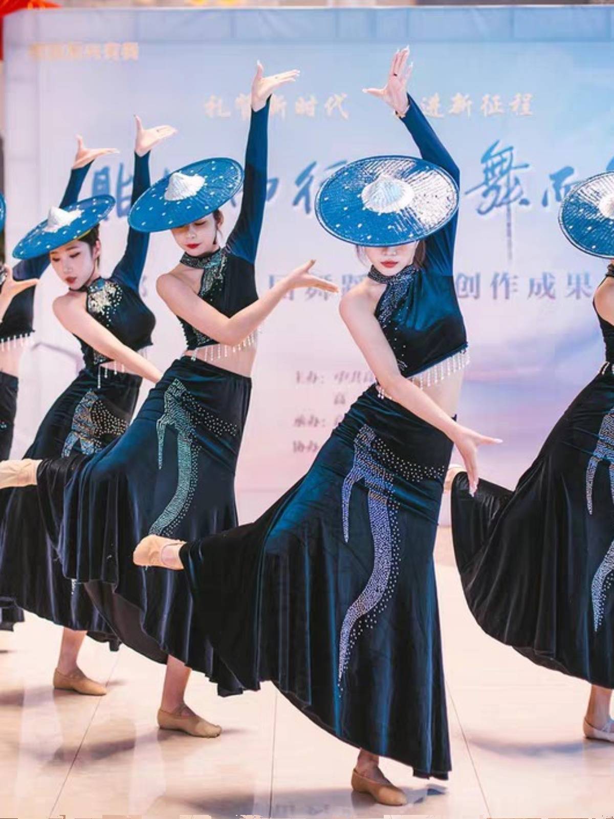 The twelfth China Dance Lotus Award National Flower waist Dai Dai suit is intoxicated, the show performance service female long skirt