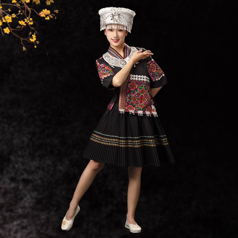 New Miao clothing female minority ethnic minority Dai people in summer short embroidery performance dance service brigade photo photos