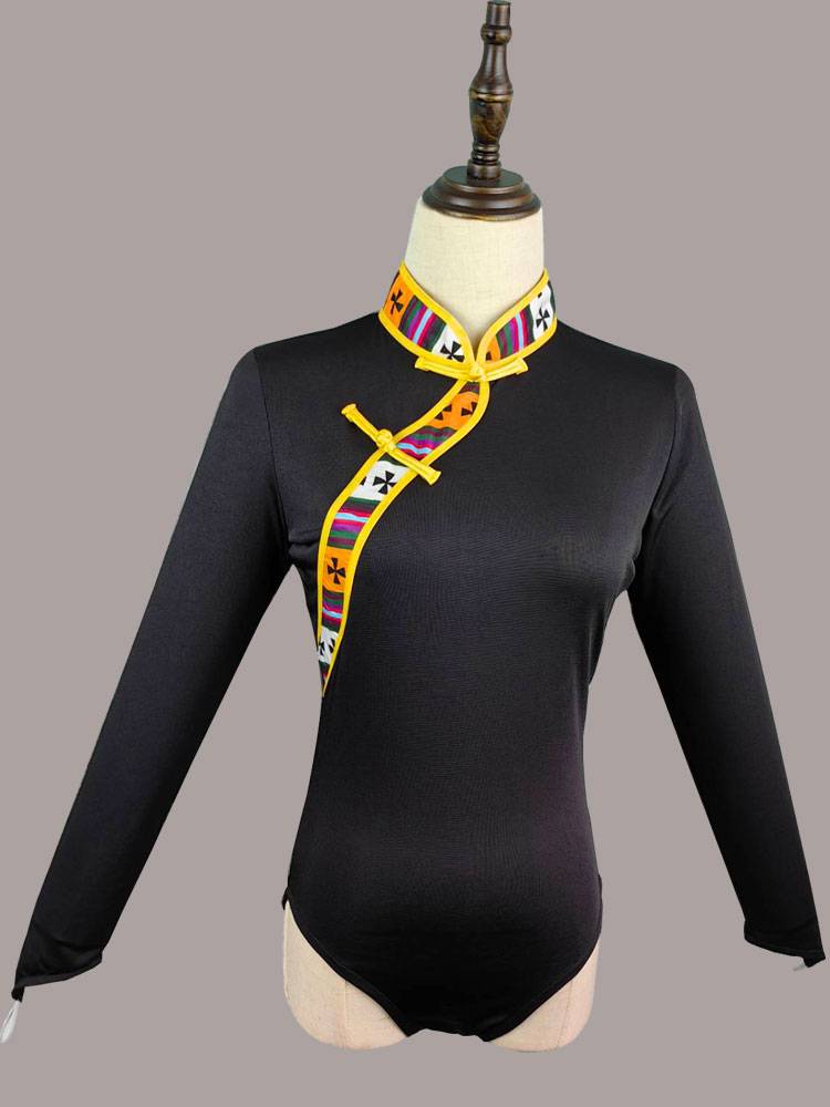 The Tibetan dance dress girl with a half-dressed dress and a water cufflink for her work