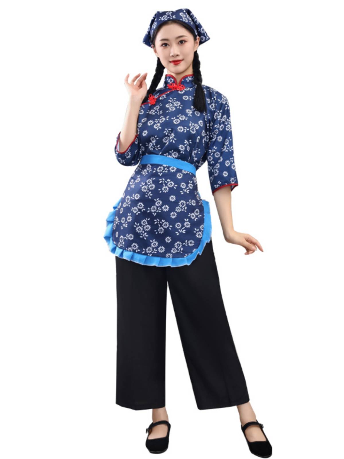 Qing's sister-in-law's wife's clothes are laced with flowers and tea, and the country's troupe troupe dress is performed with nostalgia