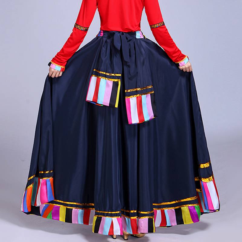 The Tibetan dance costume show, the ladies dance in the square, the ethnic minority practice, the half-dress dress