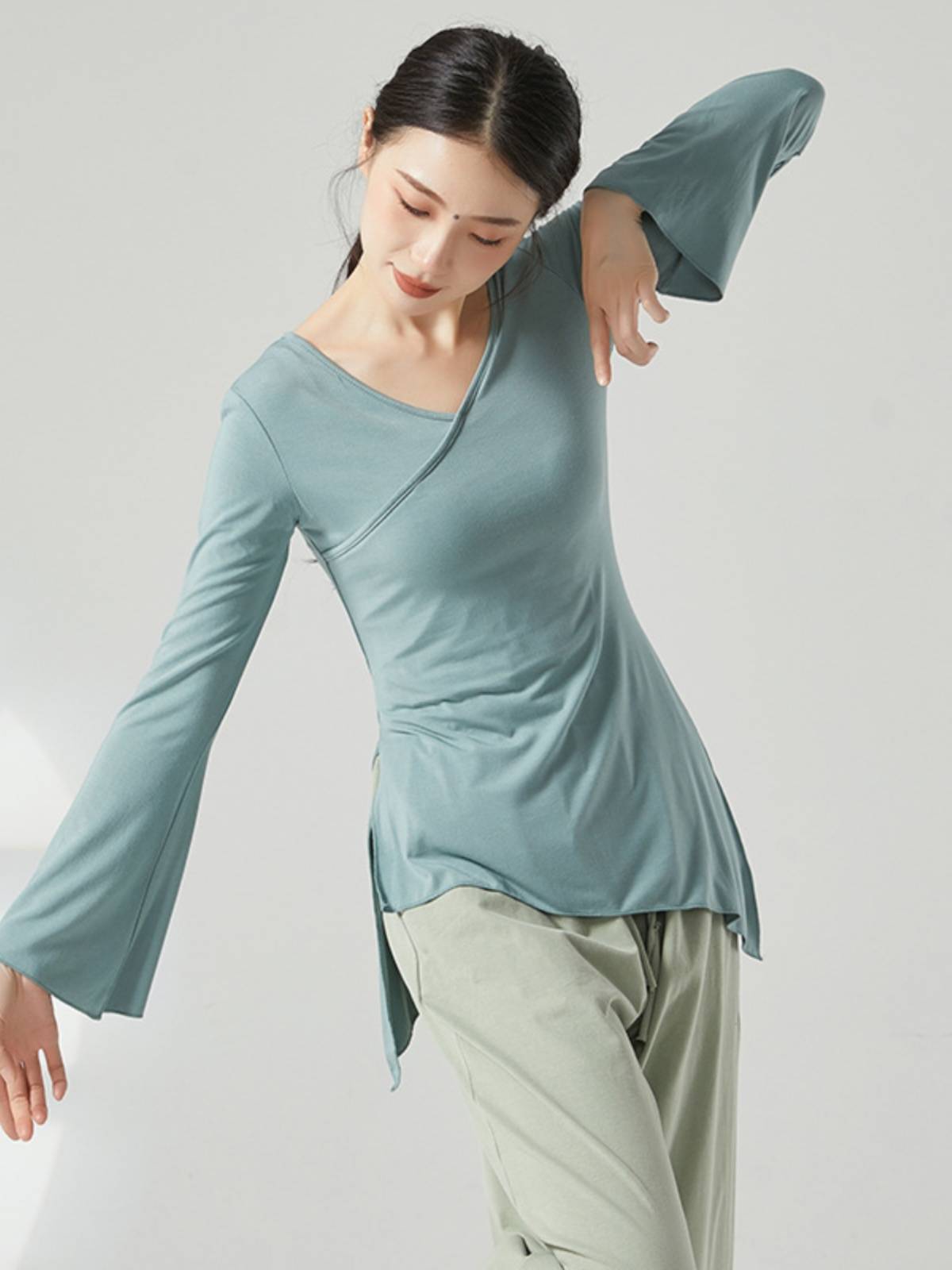 New horn sleeve dance service teacher class classical dance exercise, female adult loose national dance shape top