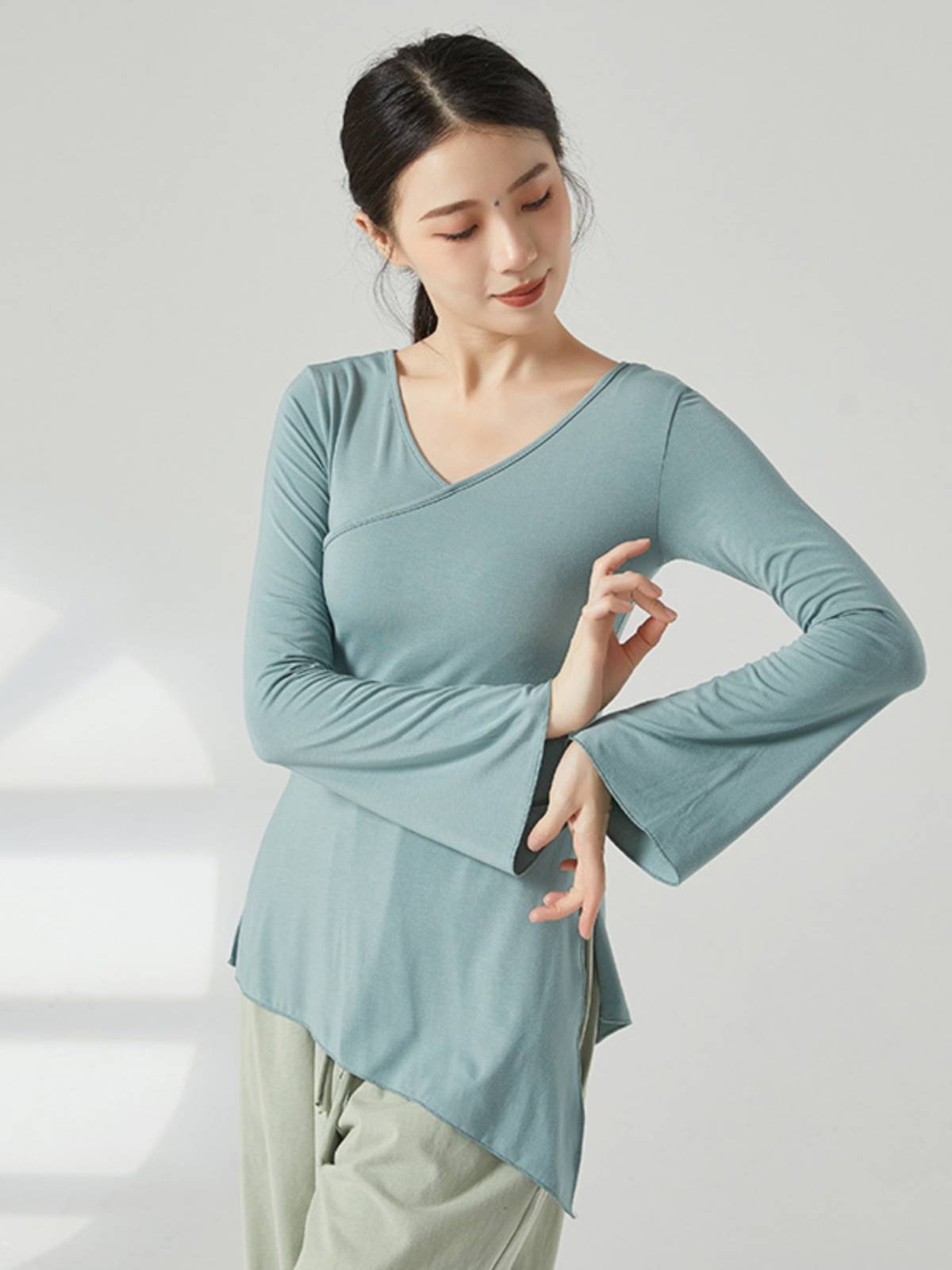 New horn sleeve dance service teacher class classical dance exercise, female adult loose national dance shape top