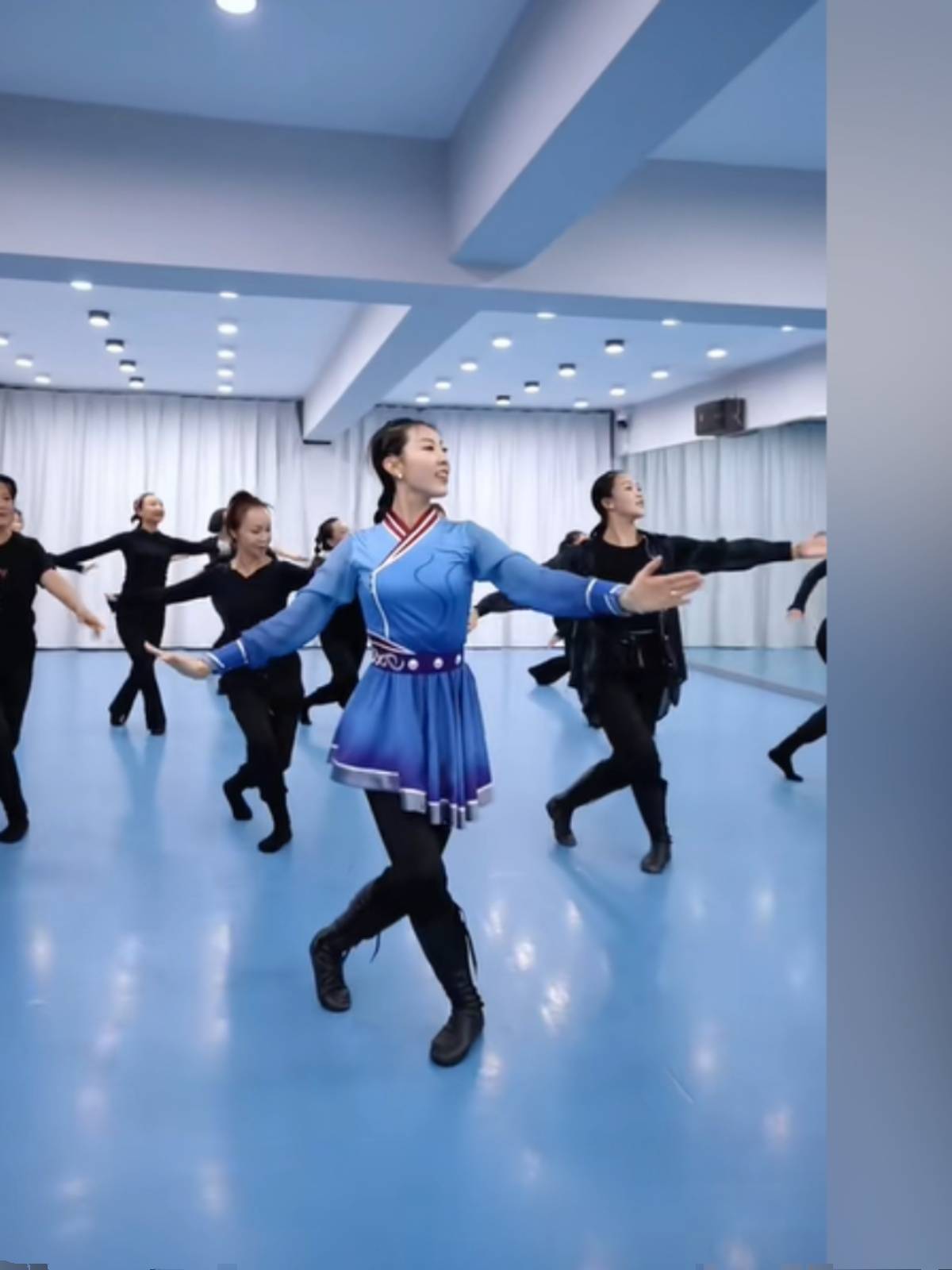 Mongols would love to dance in a dance examination and dance in a Mongolian dress