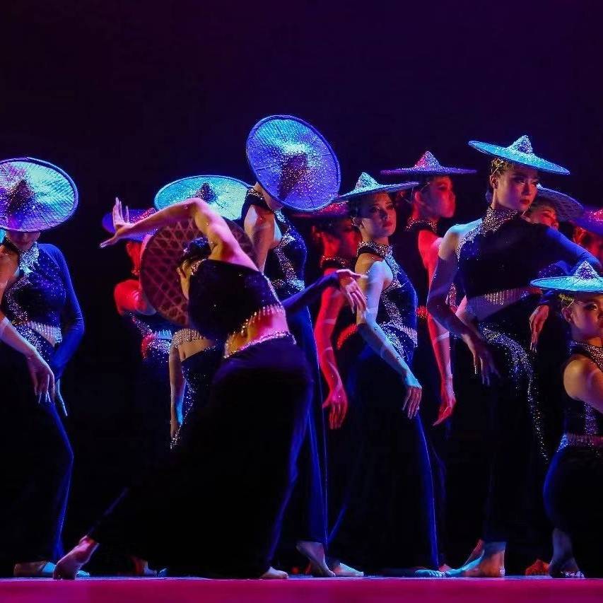 The twelfth Chinese Dance Lotus Award is intoxicated by the National Dai Dance Liuyi waist girl performance suit